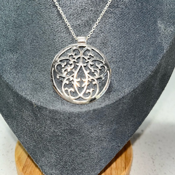 Beautiful Silver Tone Filigree Medallion Pendant Necklace 18” + 2” Extender - Picture 3 of 5